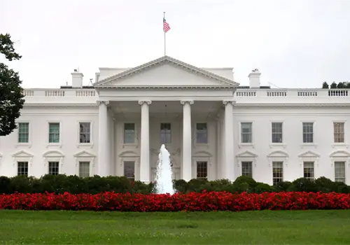 Casa Blanca llama "aliens" a migrantes