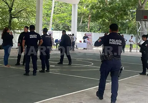 Ingresan policías a la Prepa número dos Ingresan policías a la Prepa número dos