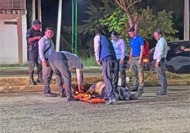 Automóvil "fantasma" atropella a motorista Automóvil "fantasma" atropella a motorista