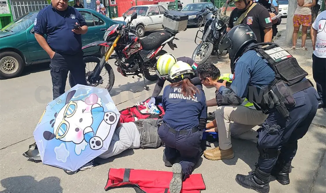 El motociclista fue atropellado y resultó con una probable fractura de tibia y peroné. Ulises Villalobos / CP