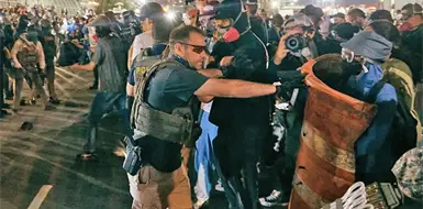 Tras disturbios en centro de ICE detienen a 17