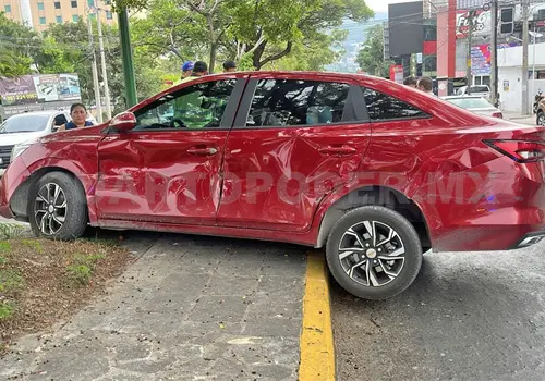 Choca con revolvedora y termina en el camell&oacute;n