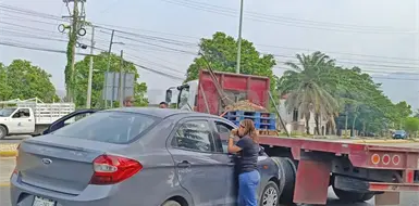 Unidad de carga y auto colisionan en carretera