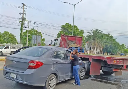 Unidad de carga y auto colisionan en carretera