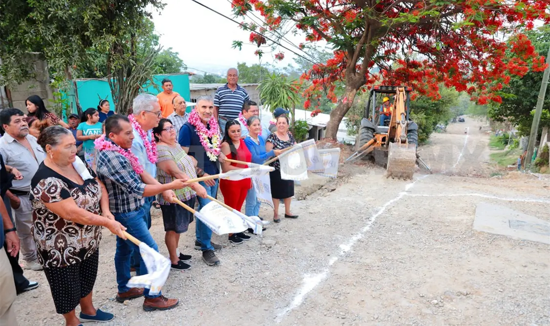 El alcalde puso en marcha la obra de la avenida Cascada de Agua Azul en la colonia Diana Laura. Cortesía