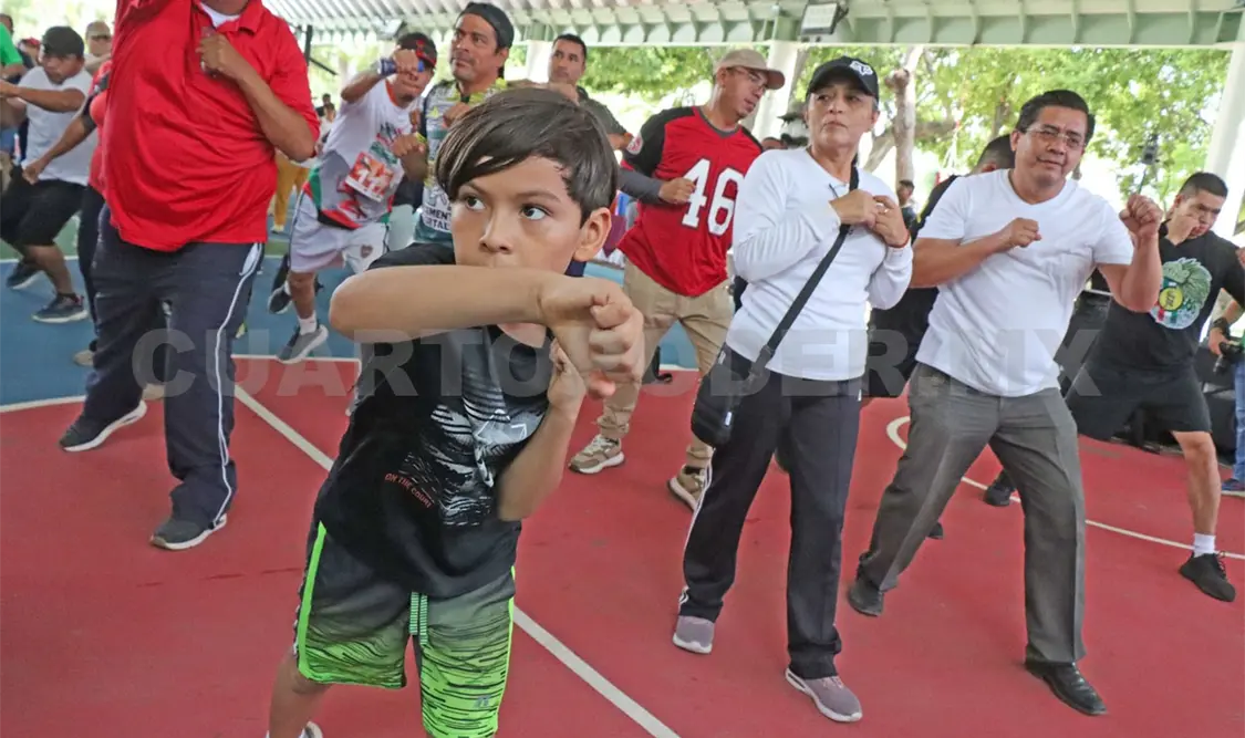 La cita fue en las instalaciones de la VII Región Militar, para formar parte de la Clase Masiva de Boxeo Knockout por la Salud de los Jóvenes. Diego Pérez/CP