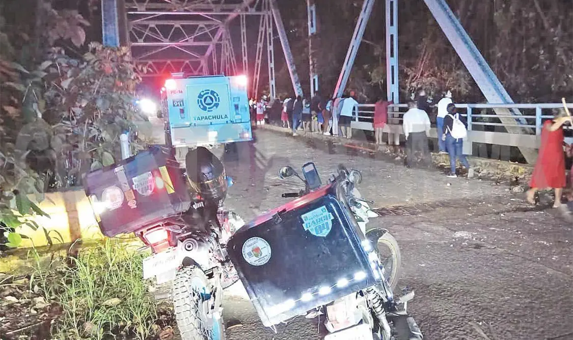 Rescatan a pareja tras caer con vehículo a río