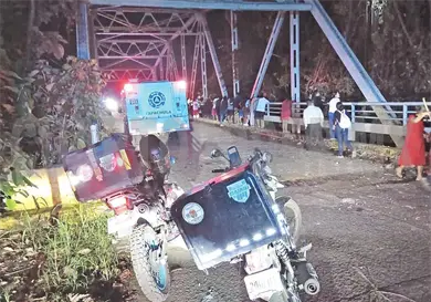 Rescatan a pareja tras caer con veh&iacute;culo a r&iacute;o