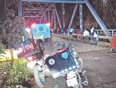 Rescatan a pareja tras caer con vehículo a río Rescatan a pareja tras caer con vehículo a río