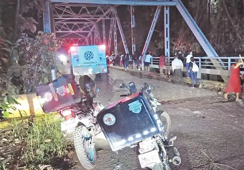 Rescatan a pareja tras caer con veh&iacute;culo a r&iacute;o