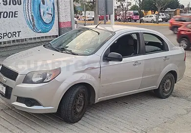 Trata de retornar y termina chocando Trata de retornar y termina chocando