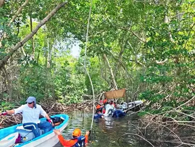 Salvan a pescadores al volcar embarcación Salvan a pescadores al volcar embarcación
