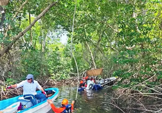 Salvan a pescadores al volcar embarcación Salvan a pescadores al volcar embarcación