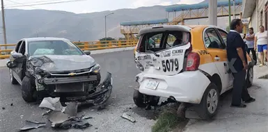Sedán se estampa en taxi estacionado Sedán se estampa en taxi estacionado