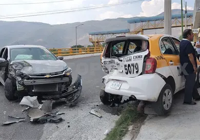 Sed&aacute;n se estampa en taxi estacionado