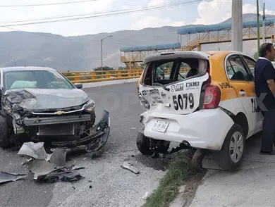 Sedán se estampa en taxi estacionado Sedán se estampa en taxi estacionado