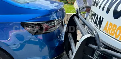 Manejaba distraído con el celular y colisiona en auto Manejaba distraído con el celular y colisiona en auto
