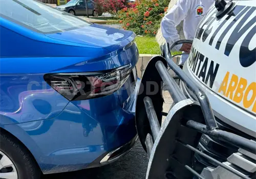 Manejaba distra&iacute;do con el celular y colisiona en auto