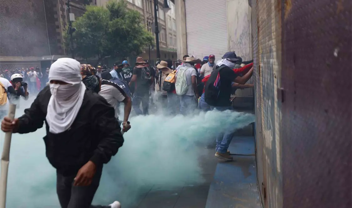 Algunos manifestantes denunciaron que durante los enfrentamientos también fueron lanzados gases y otros artefactos explosivos. El Universal