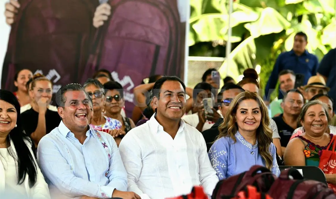 Eduardo Ramírez junto al presidente municipal Yamil Melgar Bravo. Cortesía