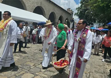 Despiden a padre y reciben a nuevo p&aacute;rroco