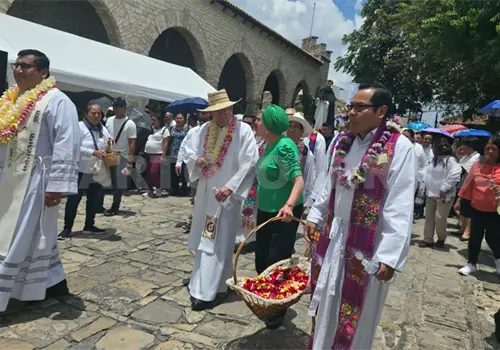Despiden a padre y reciben a nuevo p&aacute;rroco