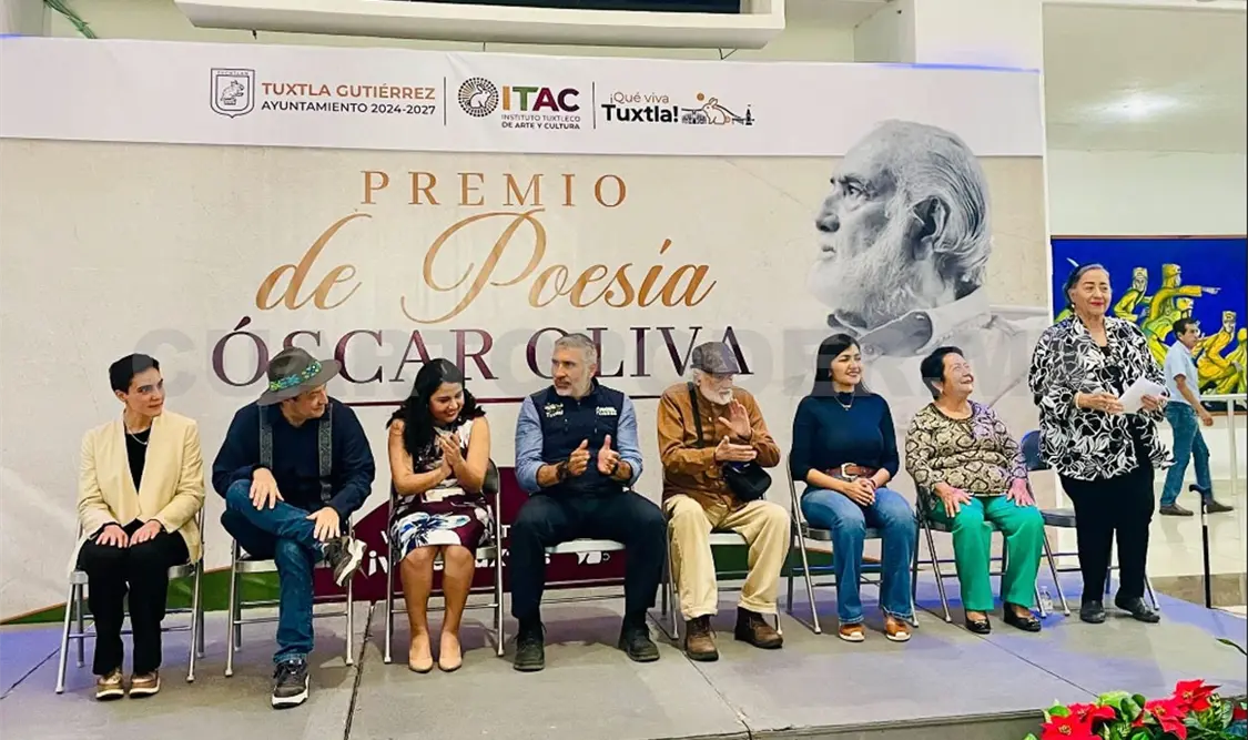 Este premio honra la trayectoria del poeta chiapaneco Óscar Oliva. Cortesía