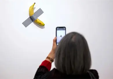 Roban pl&aacute;tano de Maurizio Cattelan