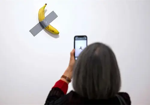 Roban pl&aacute;tano de Maurizio Cattelan
