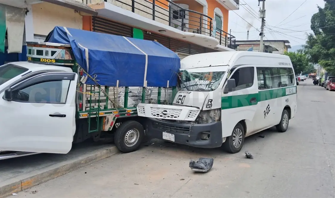 El colectivo se incrustó por detrás de la Estaquitas. Ulises Villalobos / CP