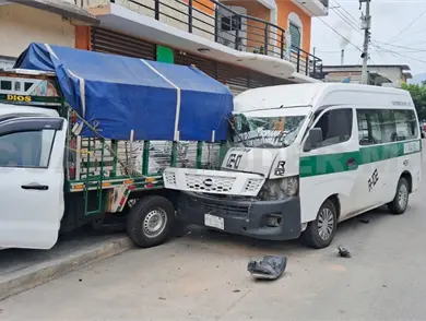 Combi pierde el control e impacta a Estaquitas Combi pierde el control e impacta a Estaquitas