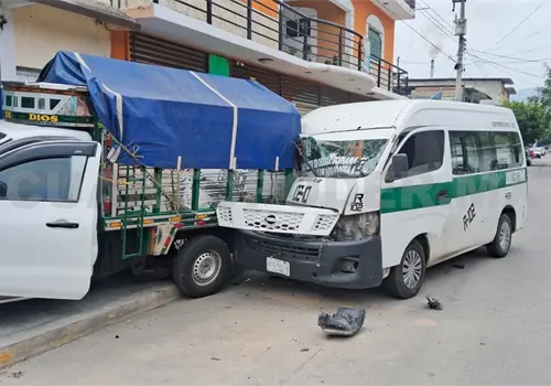 Combi pierde el control e impacta a Estaquitas