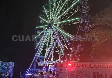 Rescatan a atrapadas en rueda de la fortuna