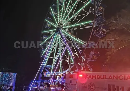 Rescatan a atrapadas en rueda de la fortuna