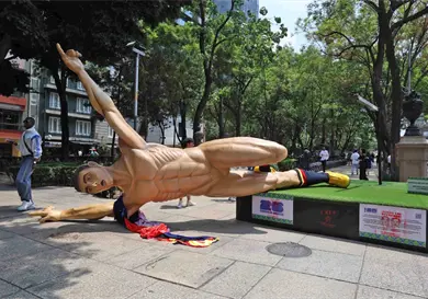 Tiran y desnudan figuras de futbolistas en protesta