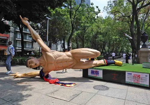 Tiran y desnudan figuras de futbolistas en protesta