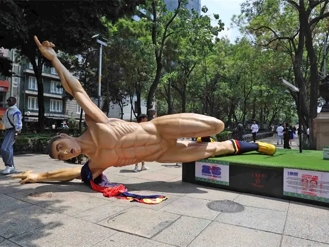 Tiran y desnudan figuras de futbolistas en protesta