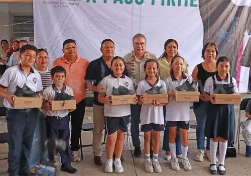 Contin&uacute;a entrega de calzado a estudiantes