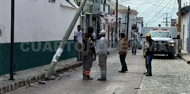 Ebrio derriba poste de tel&eacute;fono y causa caos