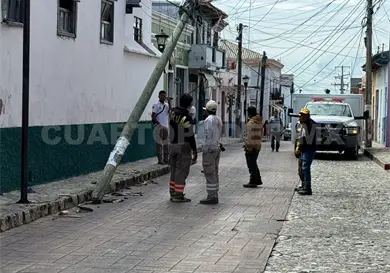 Ebrio derriba poste de teléfono y causa caos Ebrio derriba poste de teléfono y causa caos