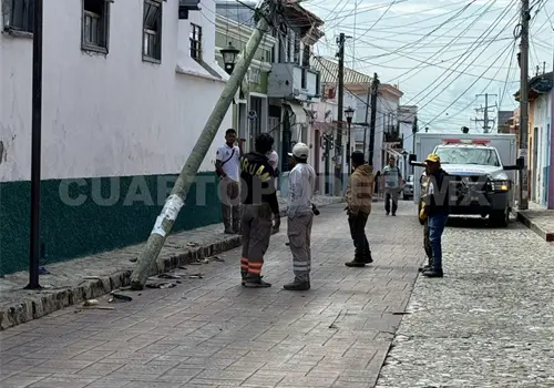 Ebrio derriba poste de tel&eacute;fono y causa caos