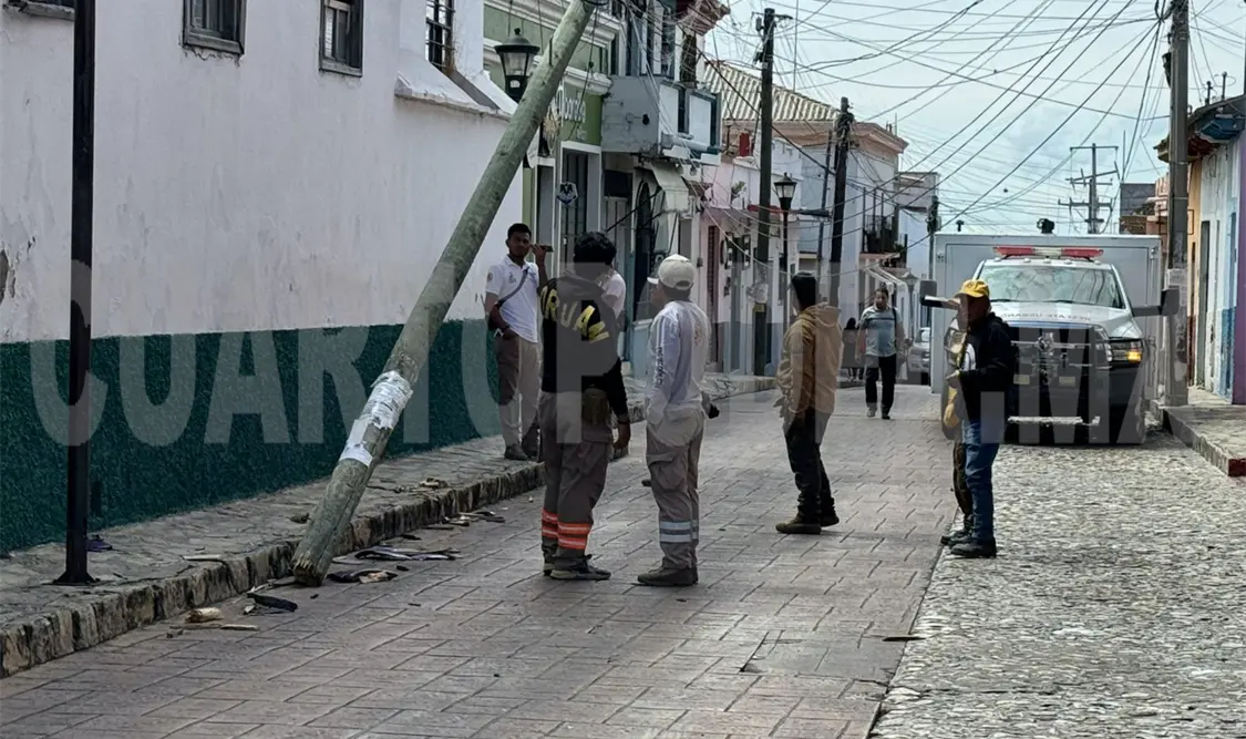 Ebrio derriba poste de teléfono y causa caos