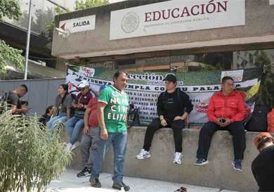 Manifestantes de la CNTE irrumpen en la SEP