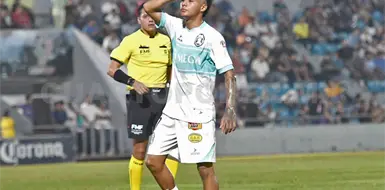Alan V&aacute;zquez llega a encender el club Racing