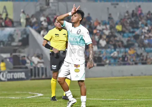 Alan V&aacute;zquez llega a encender el club Racing