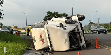 Solo da&ntilde;os deja volcadura de tr&aacute;iler