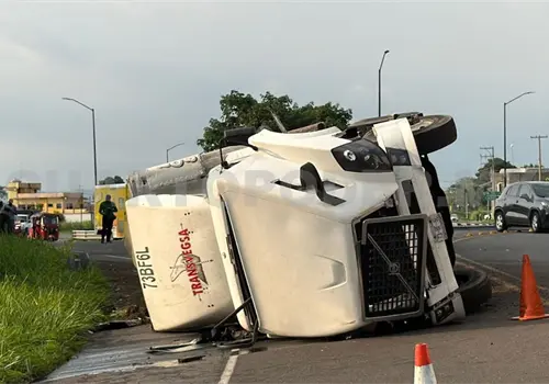 Solo da&ntilde;os deja volcadura de tr&aacute;iler