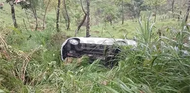 Derrapa taxista en curvas y se va a barranco