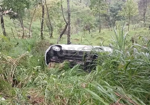 Derrapa taxista en curvas y se va a barranco
