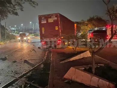Cami&oacute;n de carga se sale del camino
